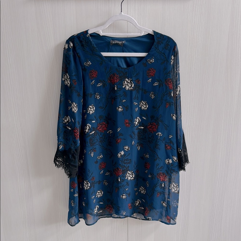 ASTR The Label XS flowy midi tunic style dress Long Sleeve lace detail Floral